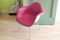 457_eameshermanmillerhotpinkloungechair--001.jpg